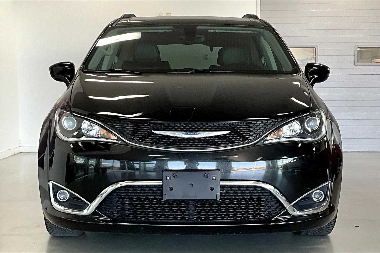 Thumbnail: 2017 Chrysler Pacifica - 6