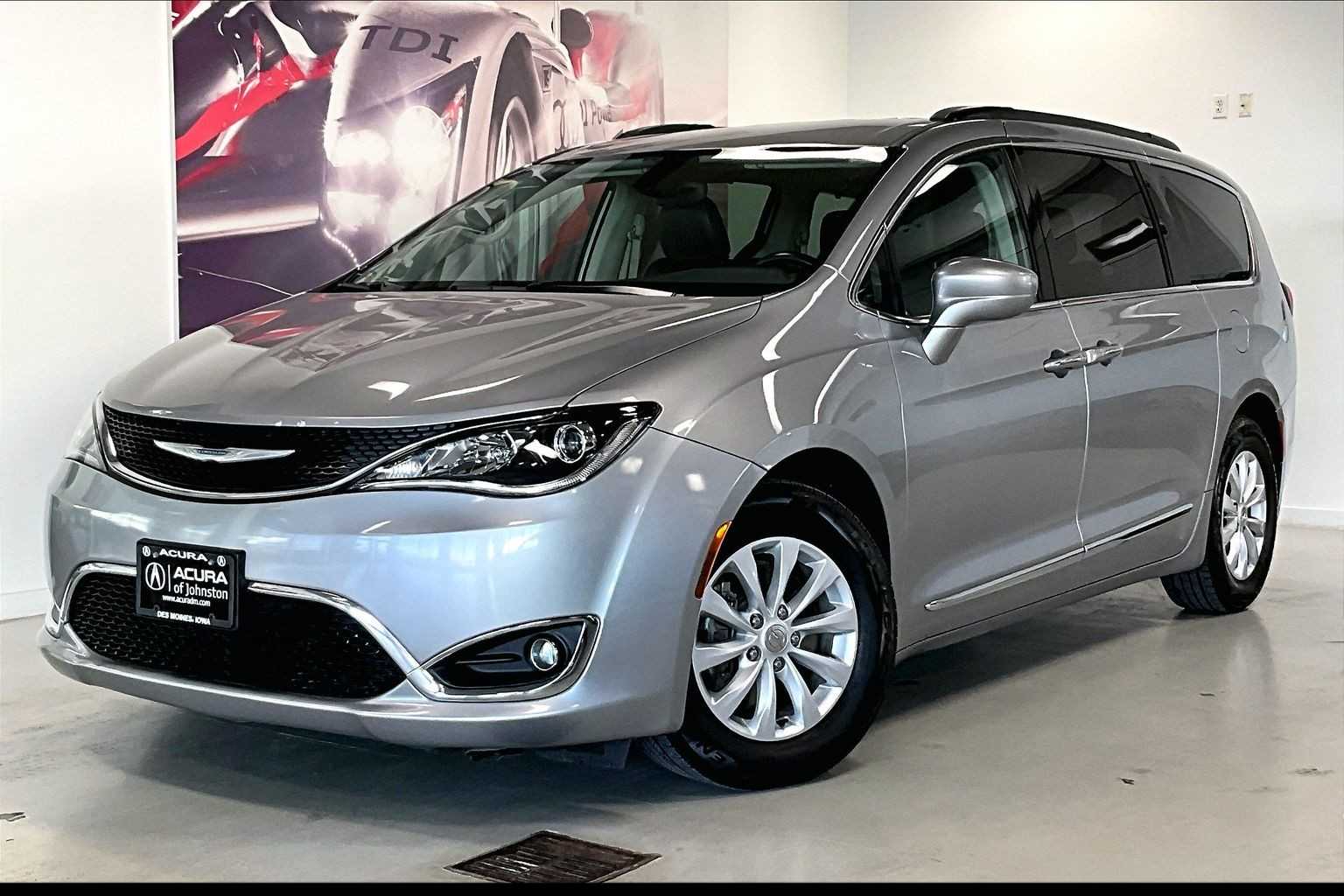 2017 Chrysler Pacifica Touring L -
                  Johnston, IA