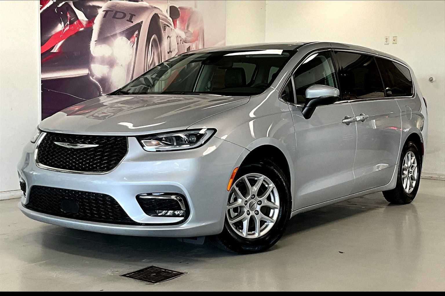 2023 Chrysler Pacifica Touring L -
                  Johnston, IA