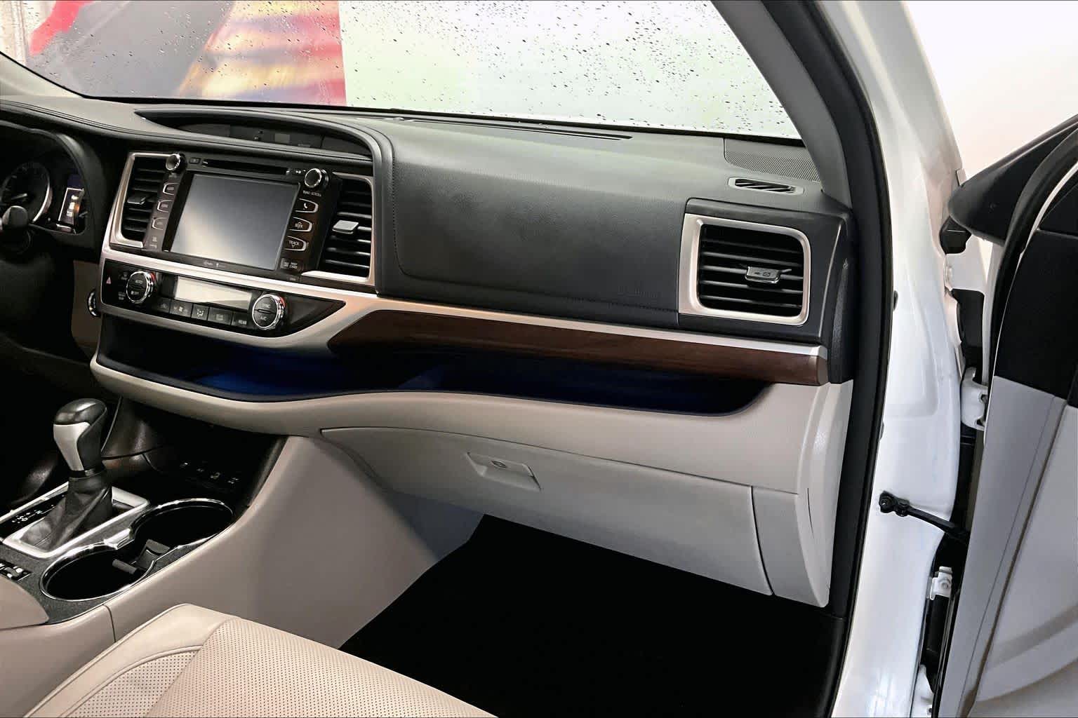 Thumbnail: 2015 Toyota Highlander - 20