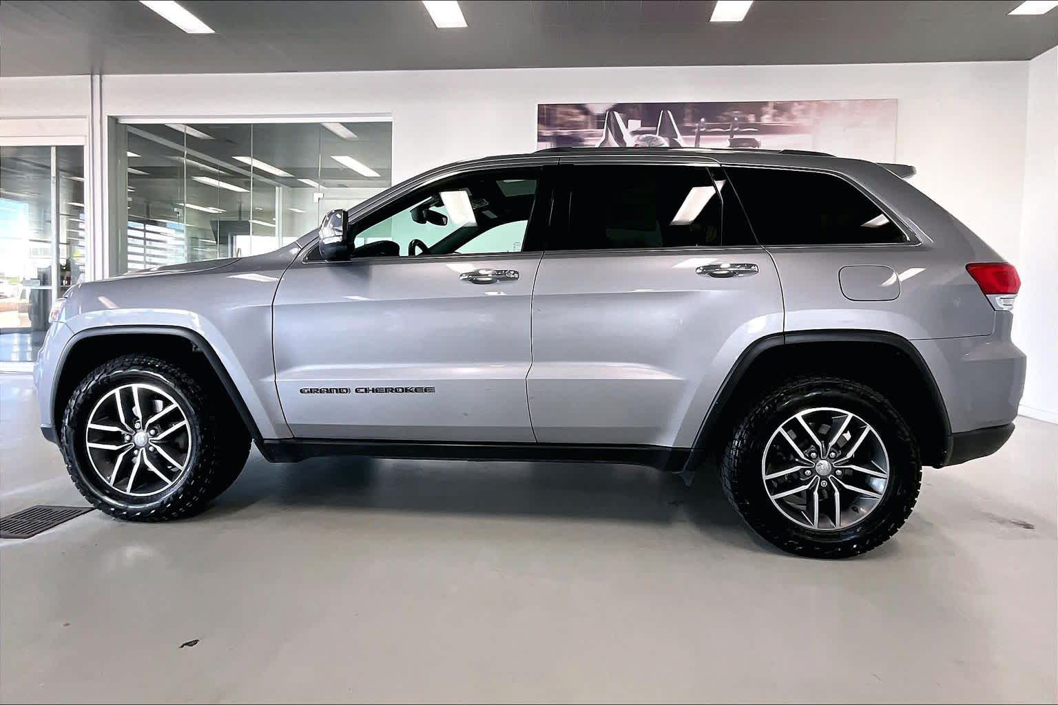 Thumbnail: 2018 Jeep Grand Cherokee - 3