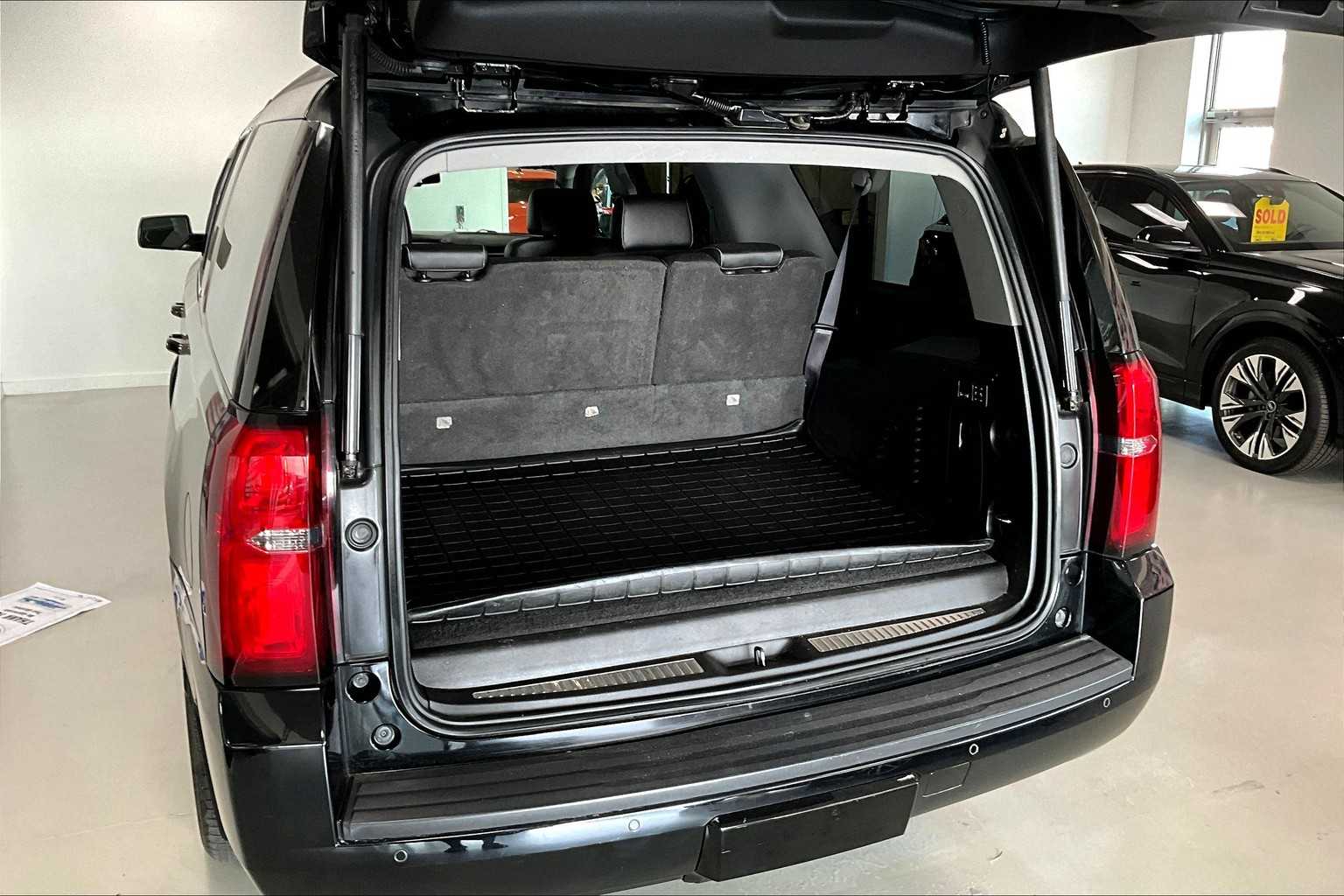 Thumbnail: 2016 Chevrolet Suburban - 17