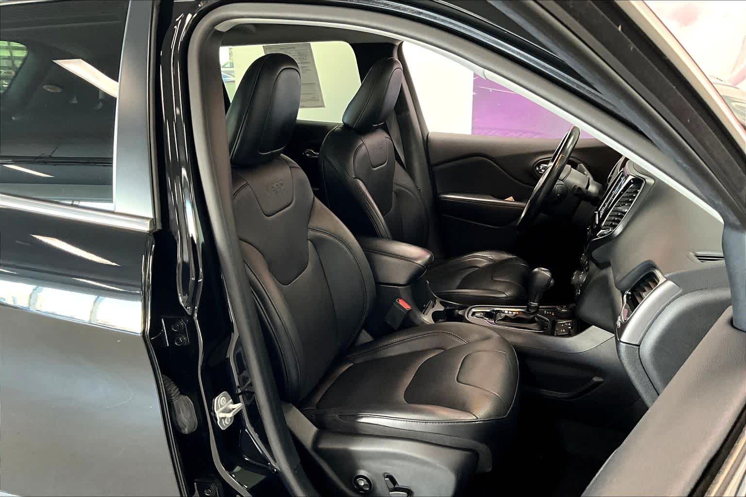 Thumbnail: 2020 Jeep Cherokee - 12