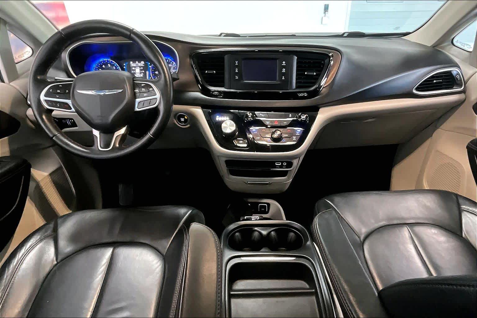 Thumbnail: 2017 Chrysler Pacifica - 9