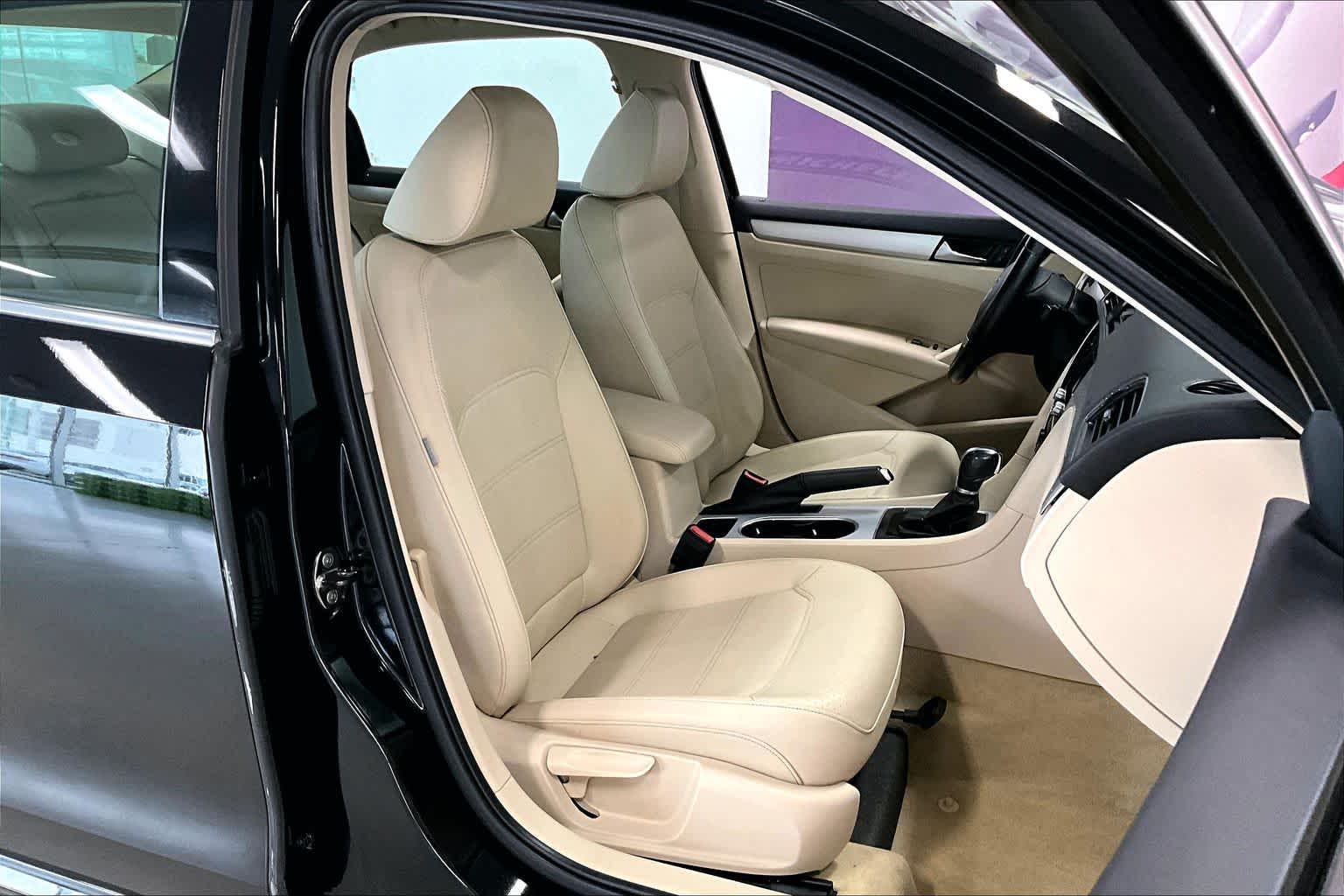 Thumbnail: 2013 Volkswagen Passat - 12