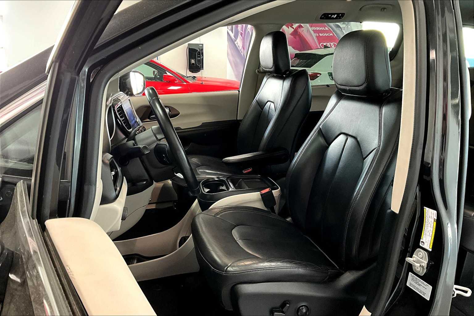 Thumbnail: 2017 Chrysler Pacifica - 9