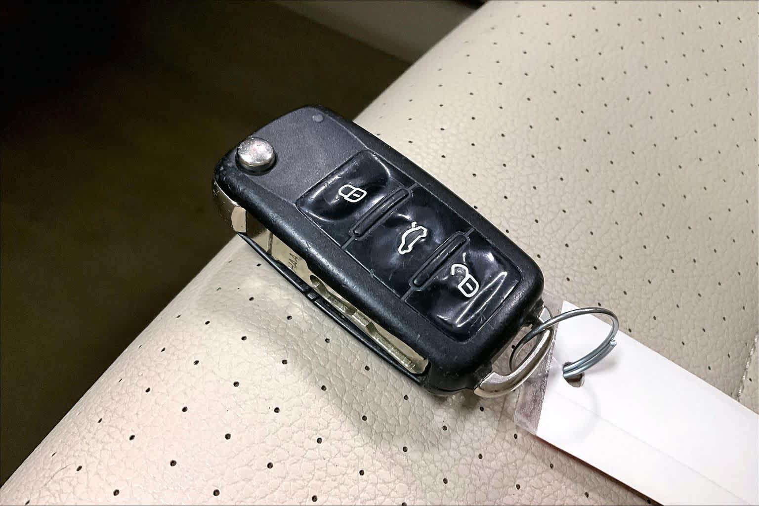 Thumbnail: 2013 Volkswagen Passat - 18