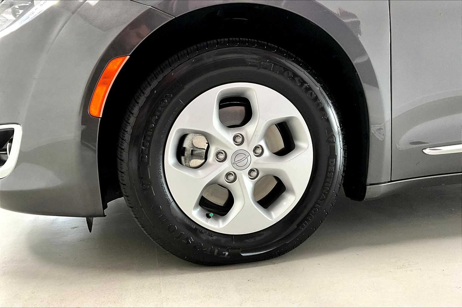 Thumbnail: 2018 Chrysler Pacifica - 8