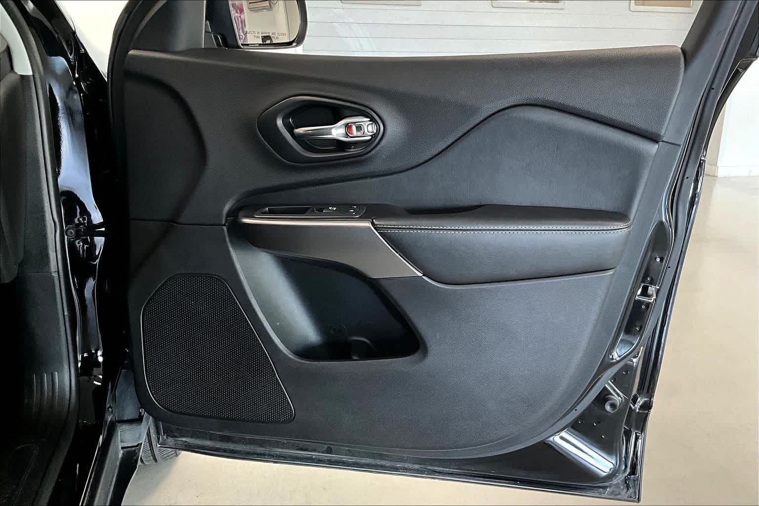 Thumbnail: 2020 Jeep Cherokee - 25