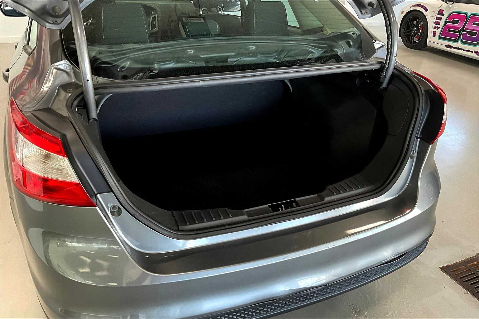 Thumbnail: 2012 Ford Focus - 17