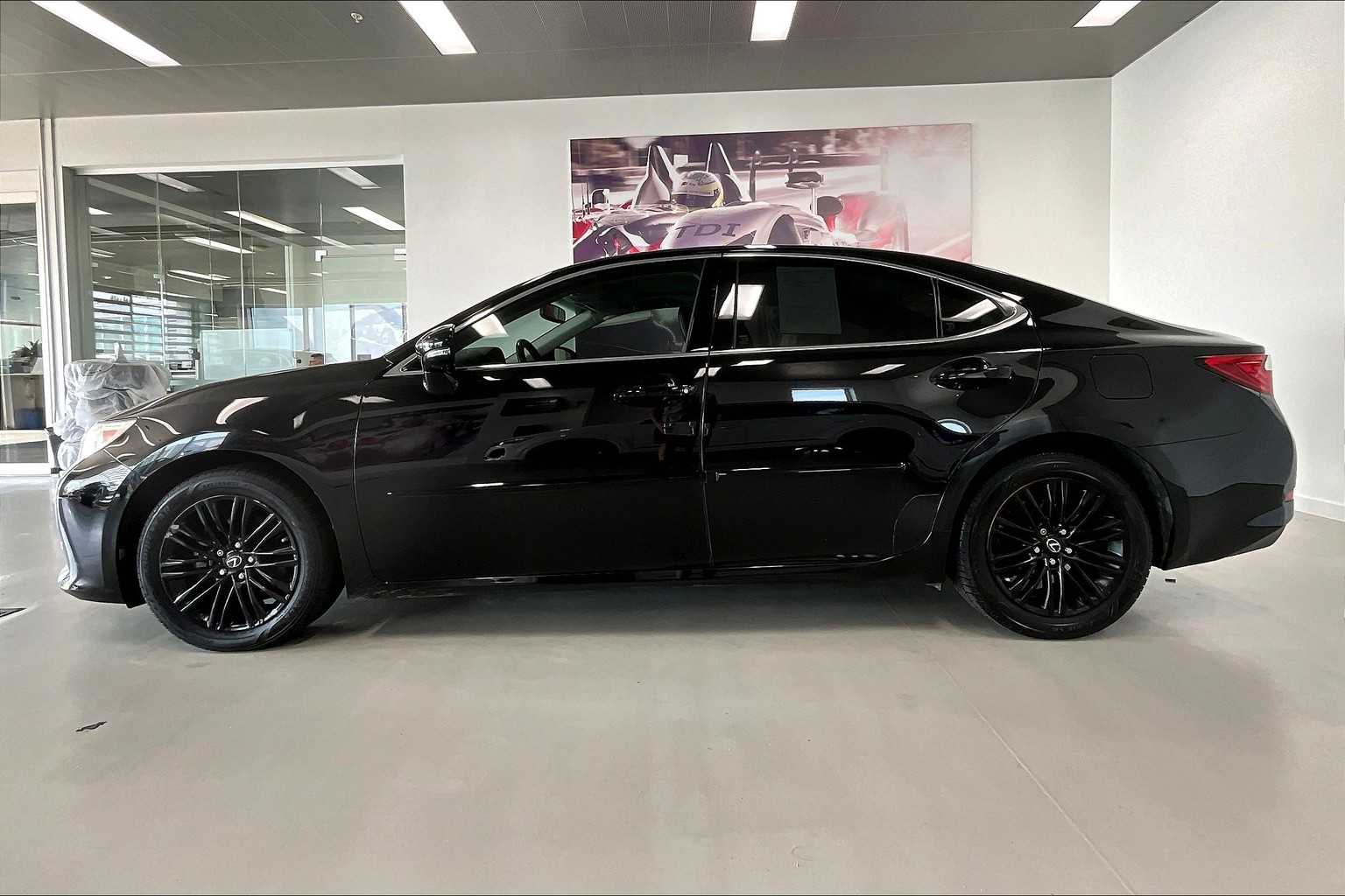 2014 Lexus ES 350 photo 3