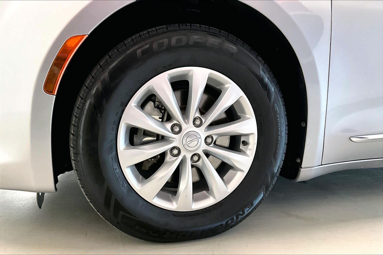 Thumbnail: 2017 Chrysler Pacifica - 8