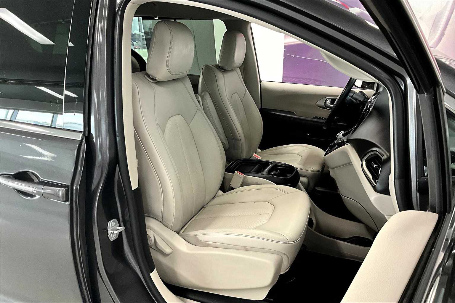 Thumbnail: 2018 Chrysler Pacifica - 12