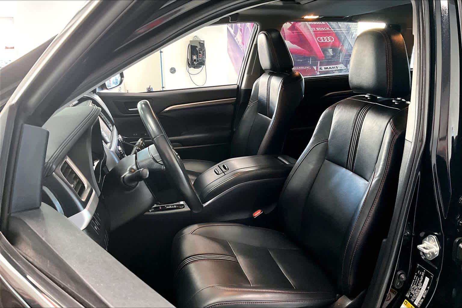 Thumbnail: 2019 Toyota Highlander - 10