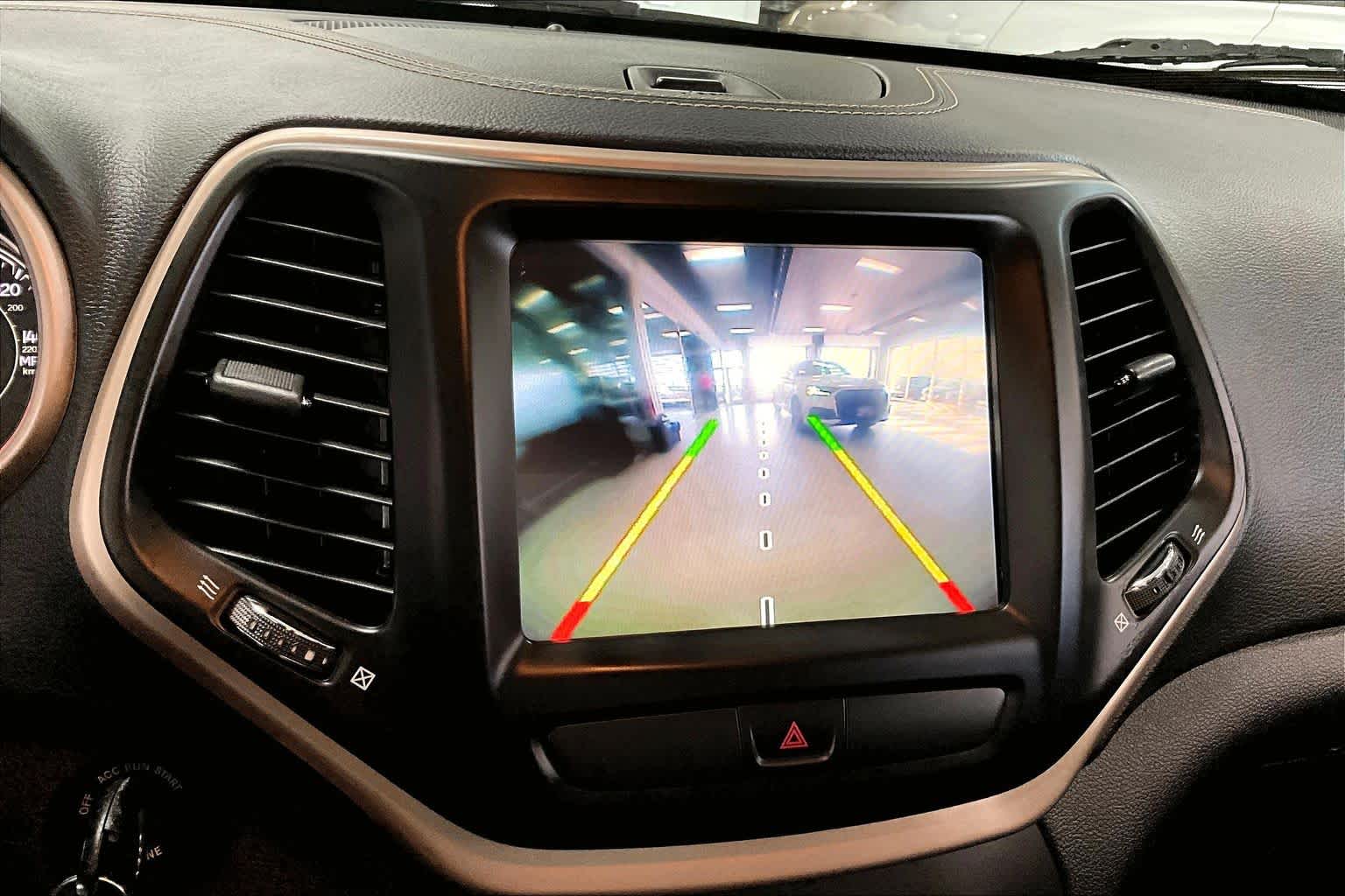 Thumbnail: 2016 Jeep Cherokee - 23