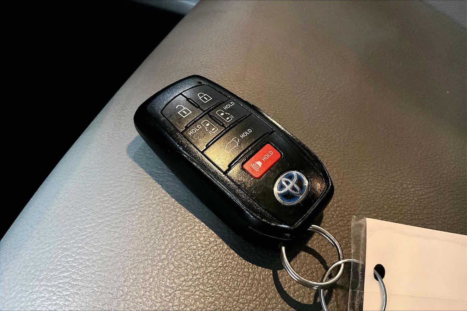 Thumbnail: 2022 Toyota Sienna - 18