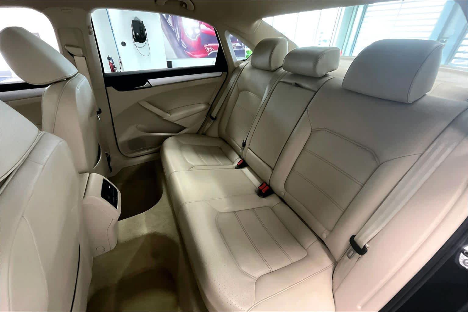 Thumbnail: 2013 Volkswagen Passat - 27