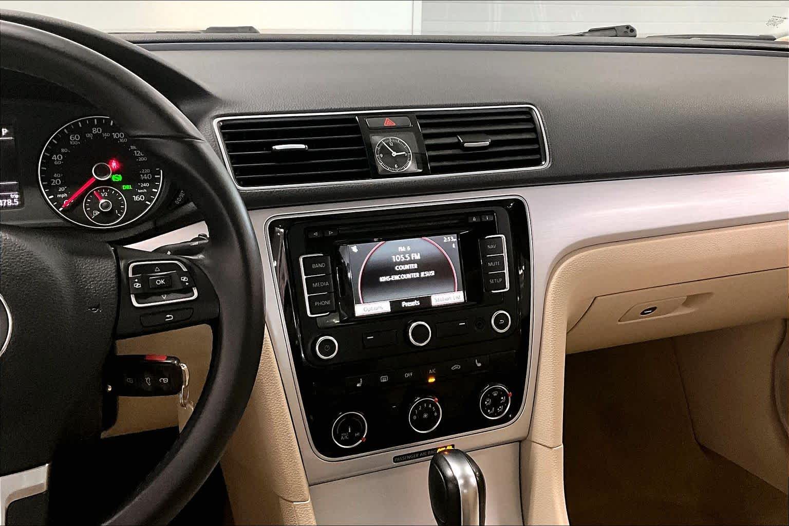 Thumbnail: 2013 Volkswagen Passat - 14