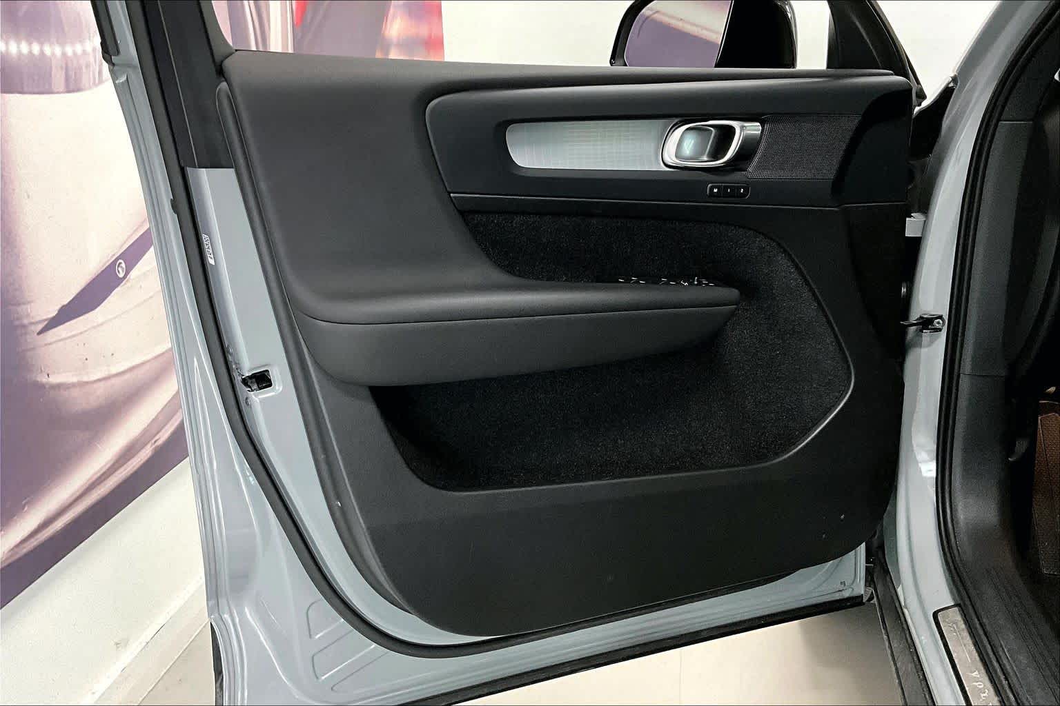 Thumbnail: 2024 Volvo XC40 - 25