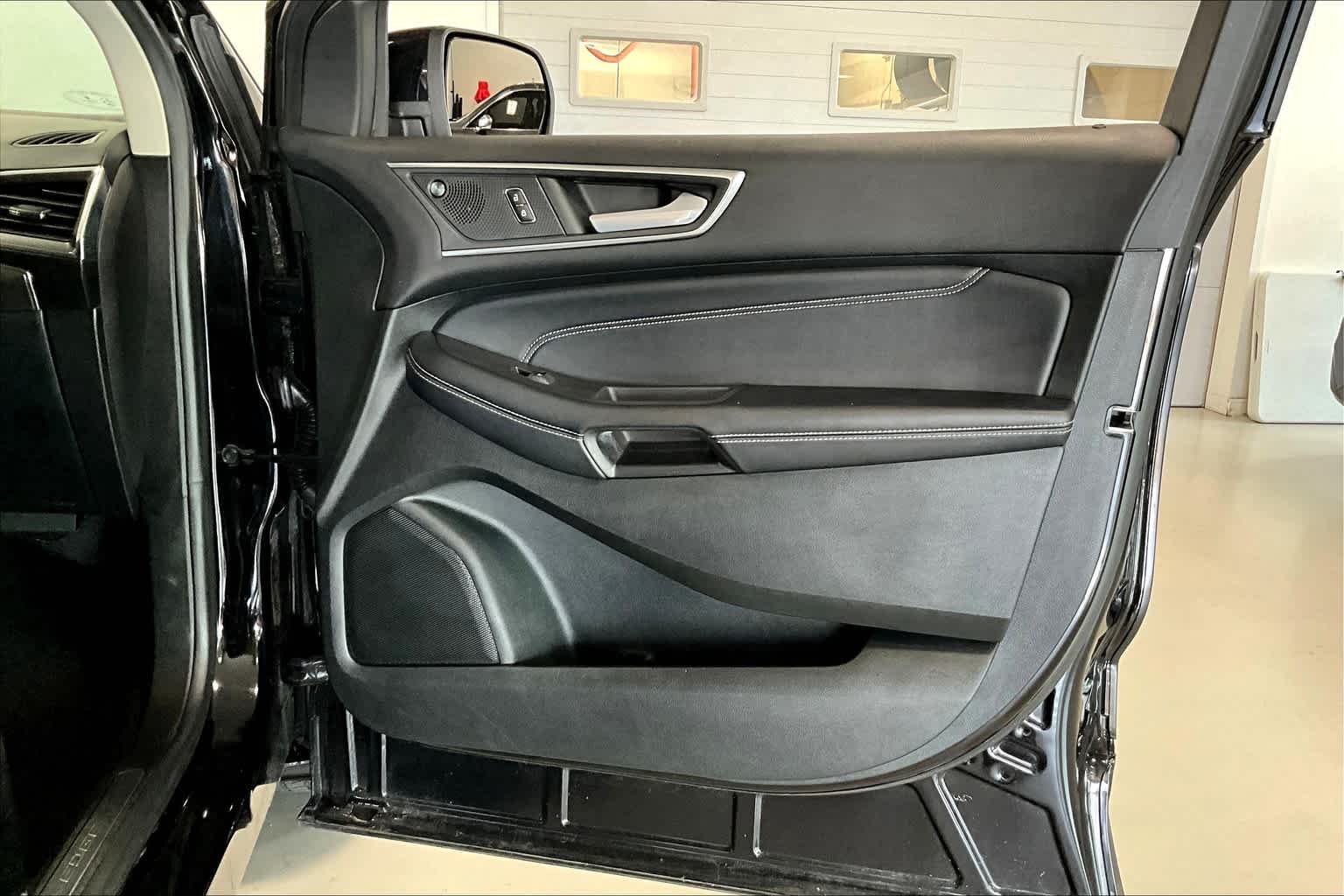 2022 Ford Edge Titanium 23