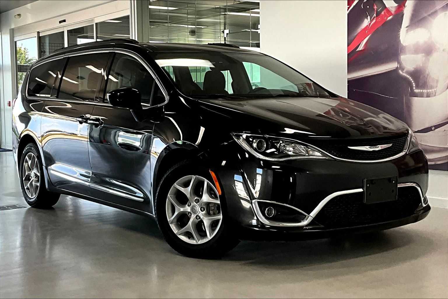 Thumbnail: 2017 Chrysler Pacifica - 19