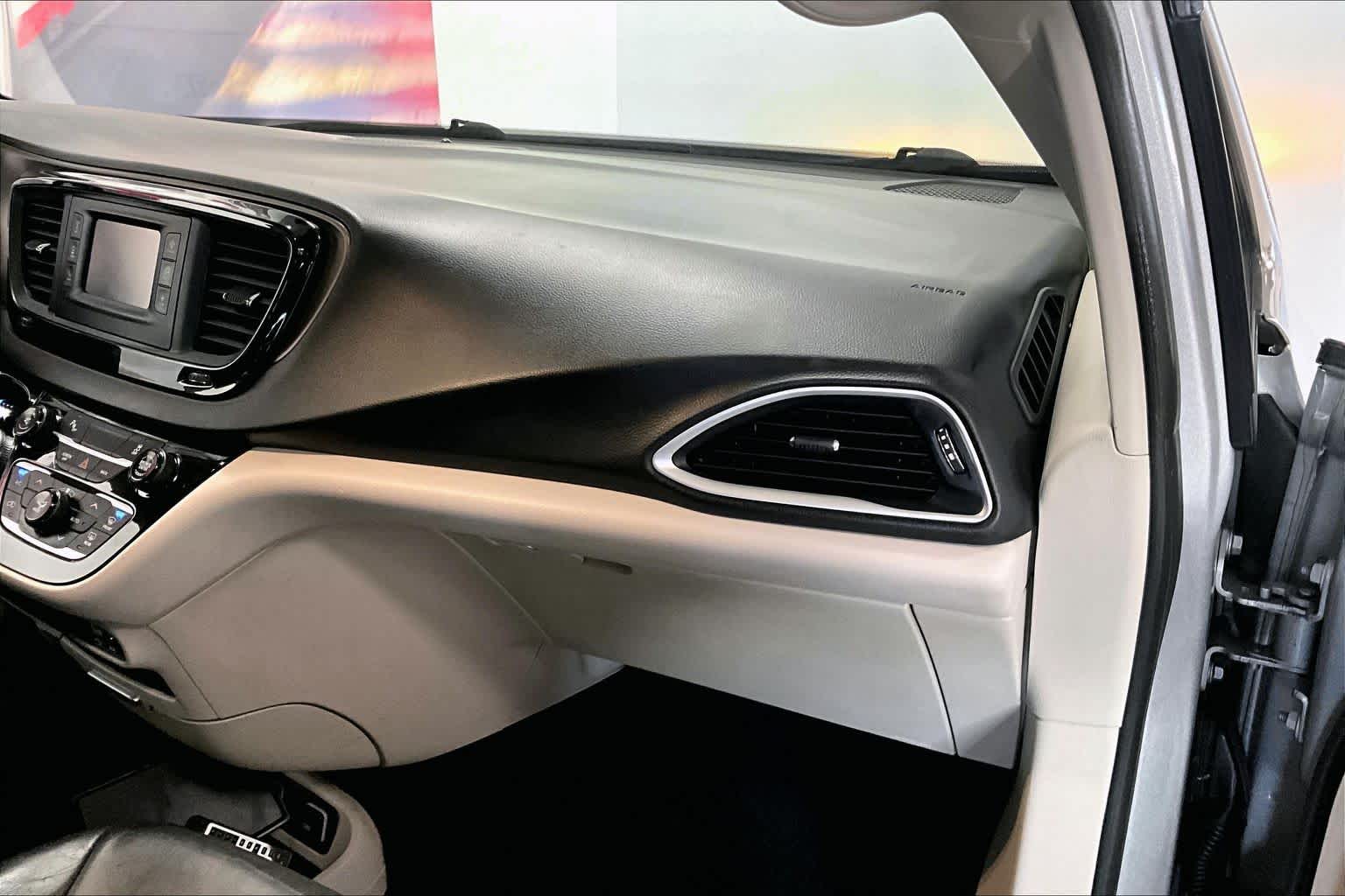 Thumbnail: 2017 Chrysler Pacifica - 20