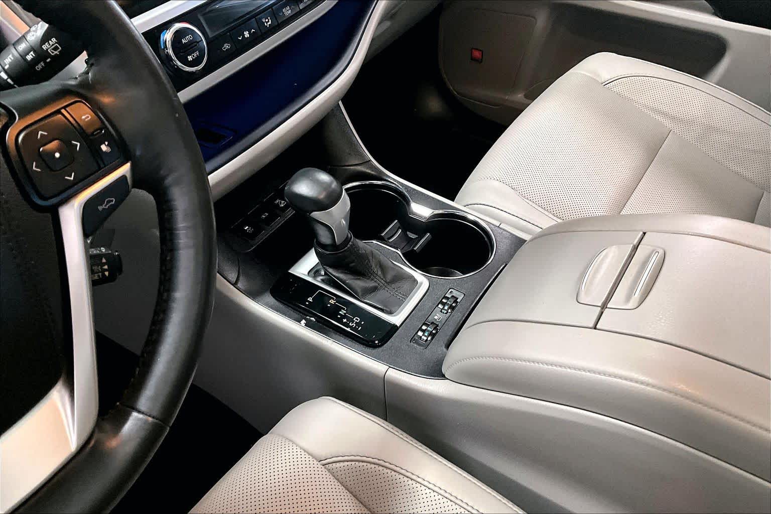 Thumbnail: 2015 Toyota Highlander - 15