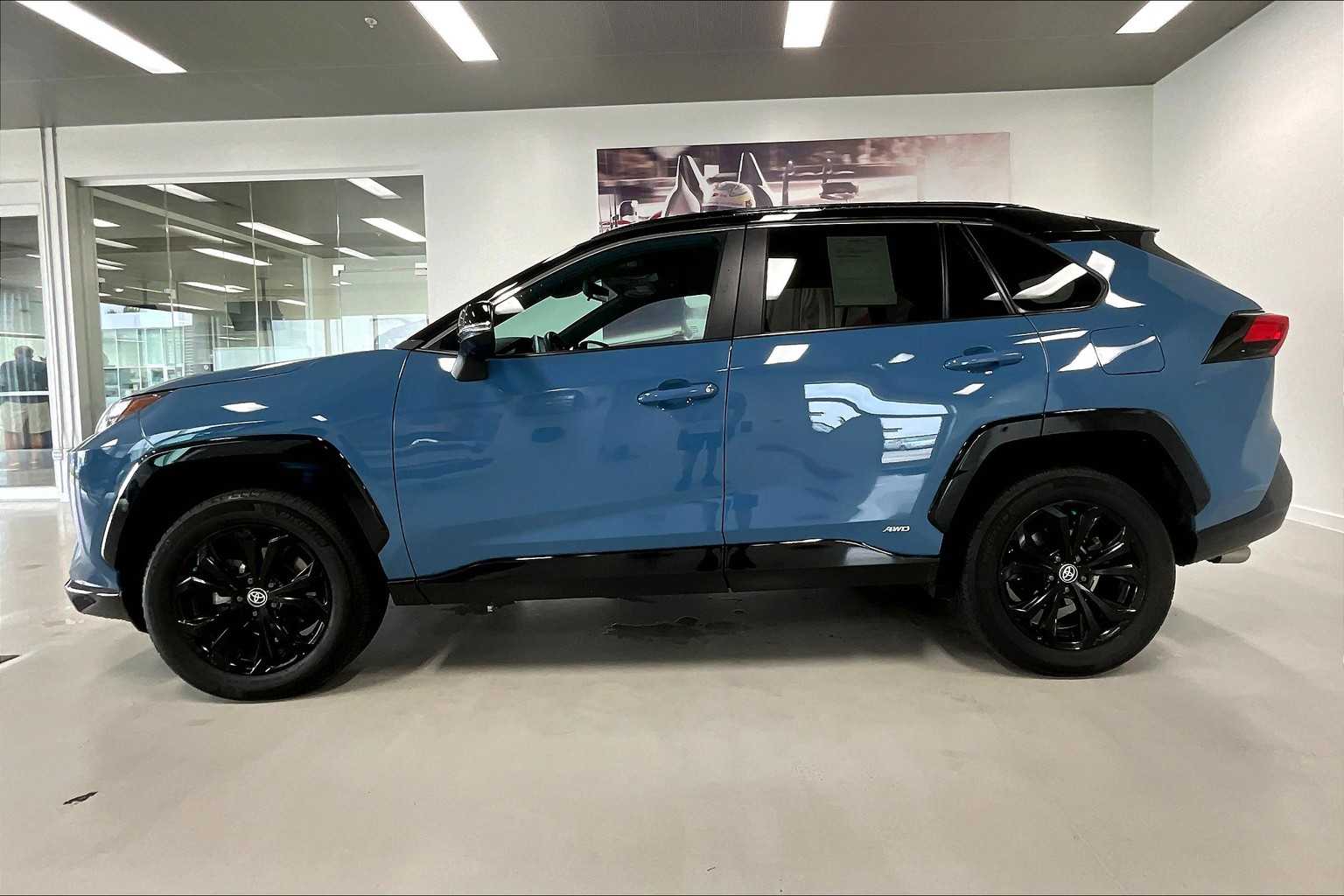 Thumbnail: 2022 Toyota RAV4 - 3