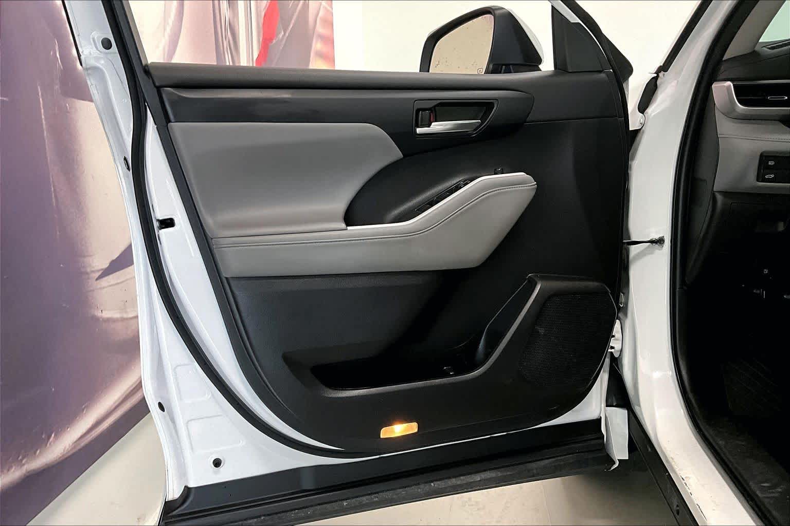 Thumbnail: 2022 Toyota Highlander - 25