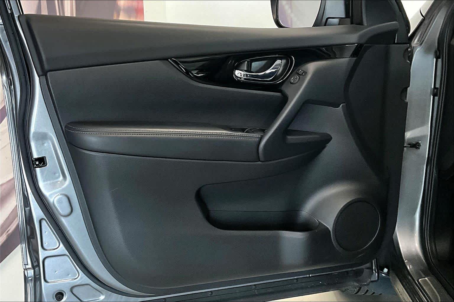 Thumbnail: 2020 Nissan Rogue Sport - 23