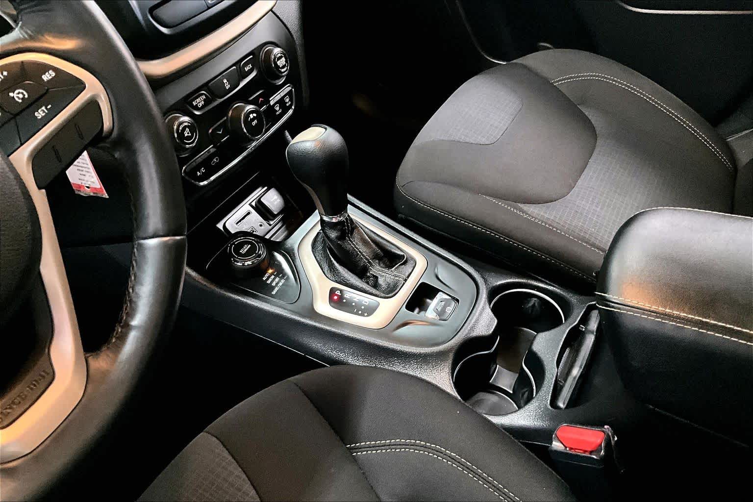 Thumbnail: 2016 Jeep Cherokee - 14