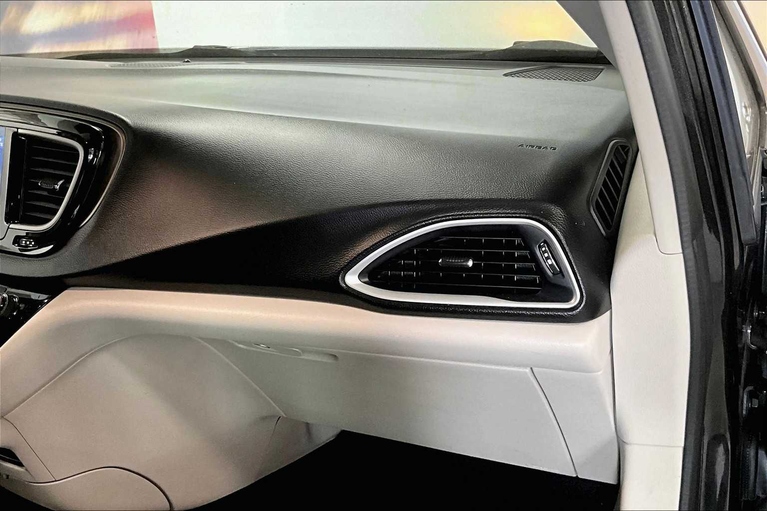 Thumbnail: 2017 Chrysler Pacifica - 20