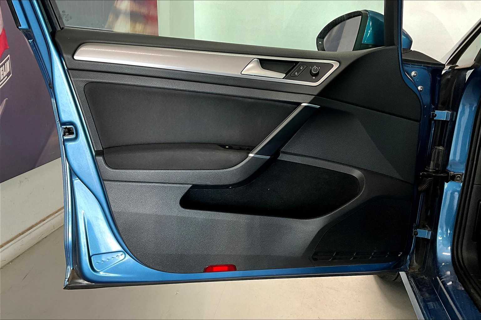 Thumbnail: 2016 Volkswagen e-Golf - 23