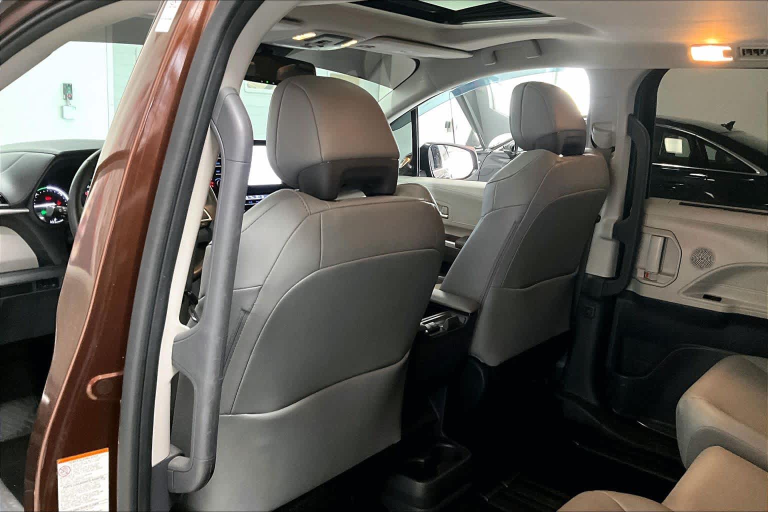 Thumbnail: 2022 Toyota Sienna - 11