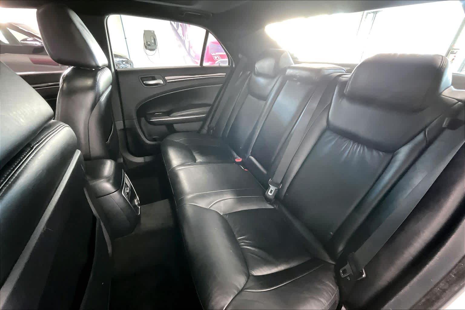 Thumbnail: 2011 Chrysler 300 - 27