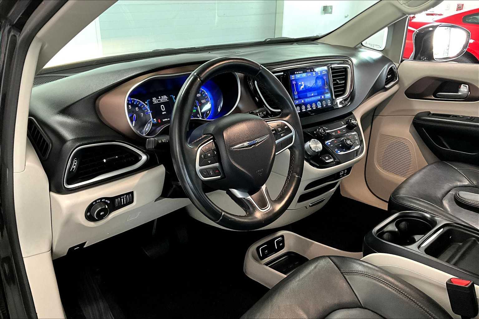Thumbnail: 2017 Chrysler Pacifica - 2