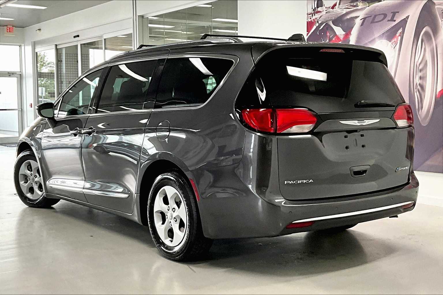 Thumbnail: 2018 Chrysler Pacifica - 4