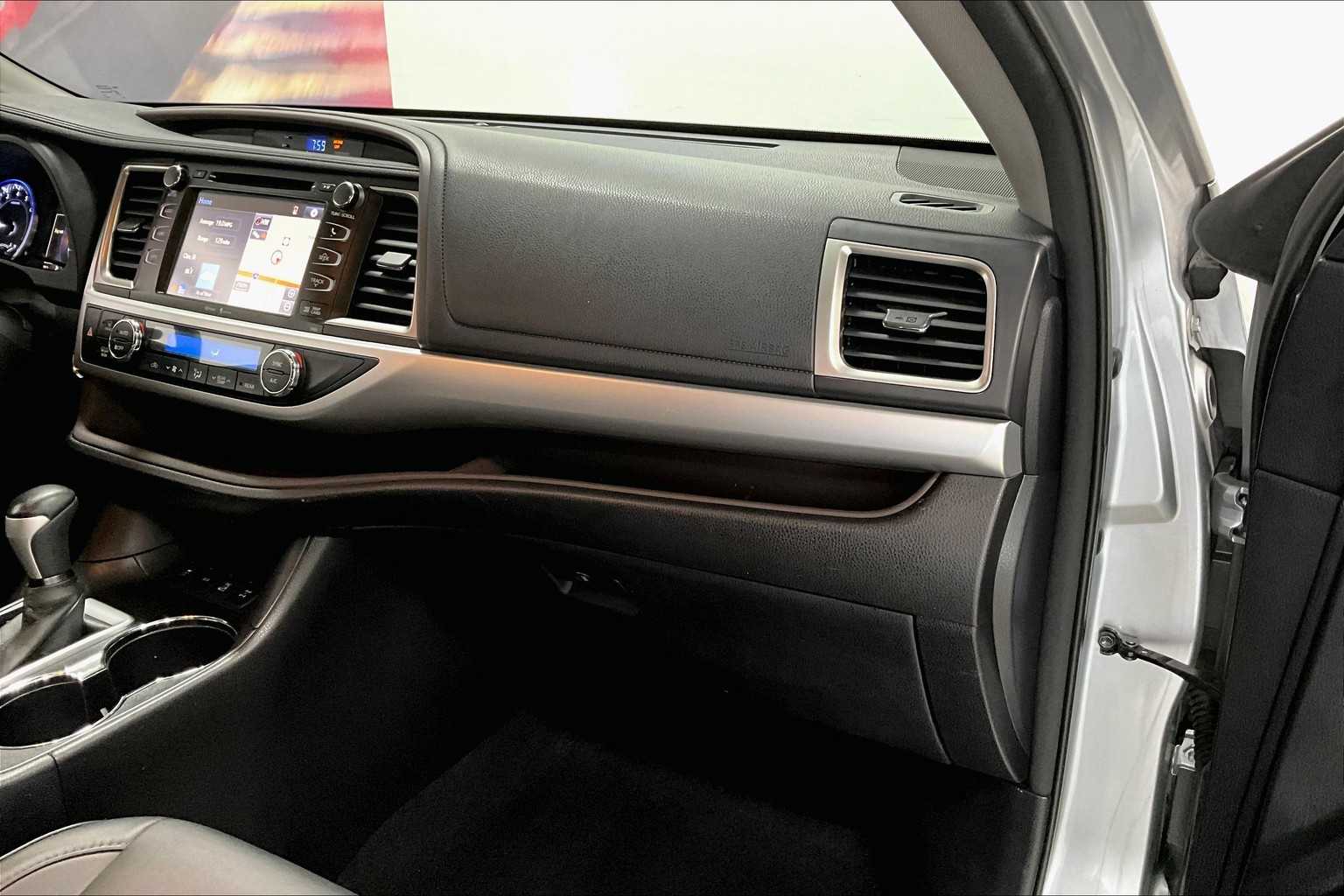 Thumbnail: 2015 Toyota Highlander - 21