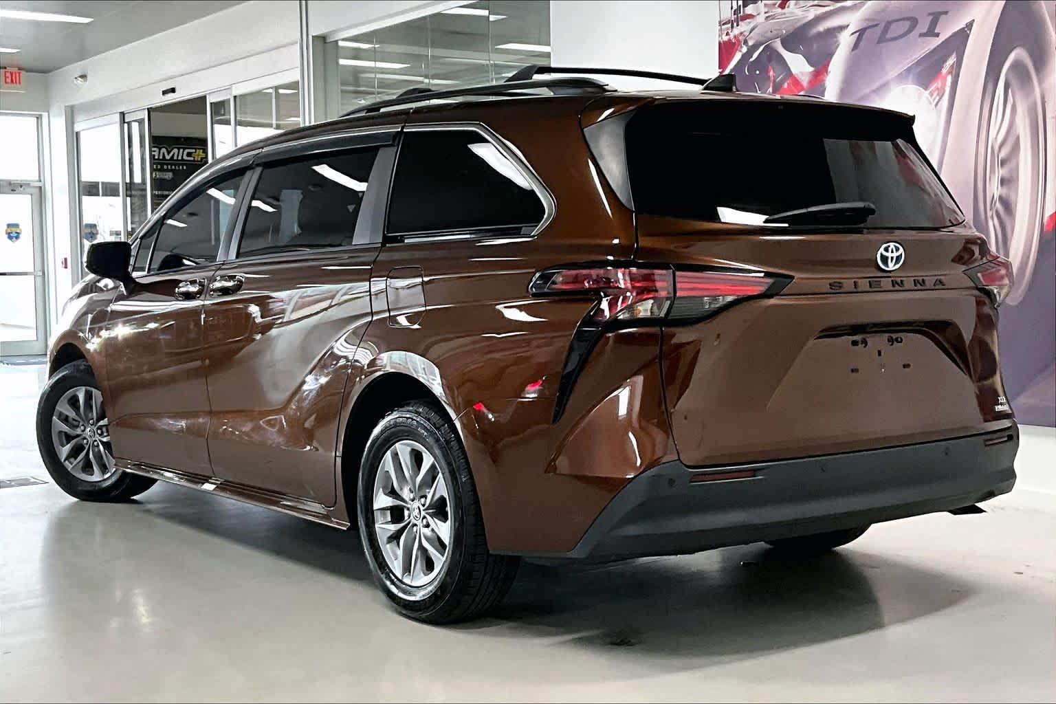 Thumbnail: 2022 Toyota Sienna - 4