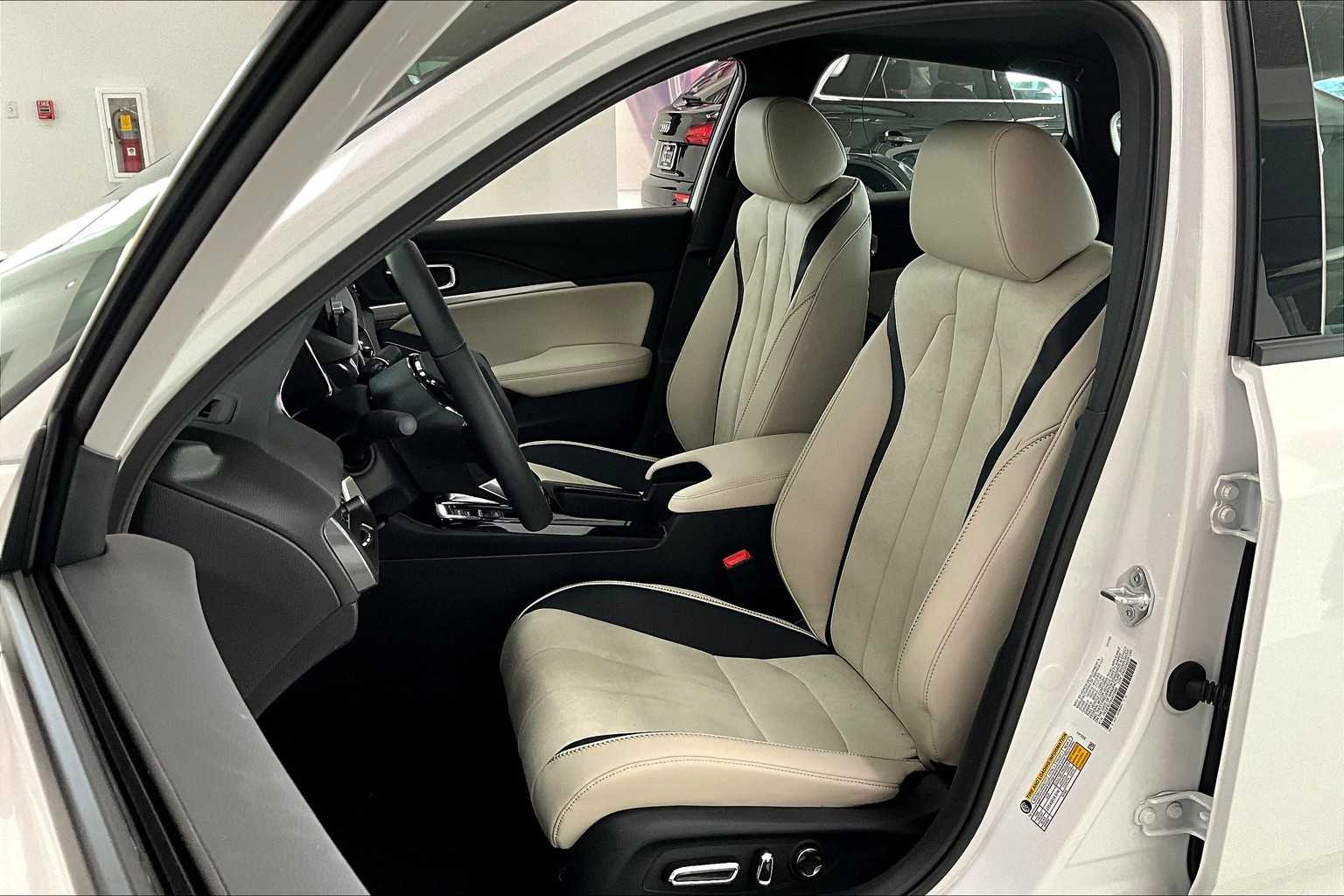 Thumbnail: 2025 Acura Integra - 9