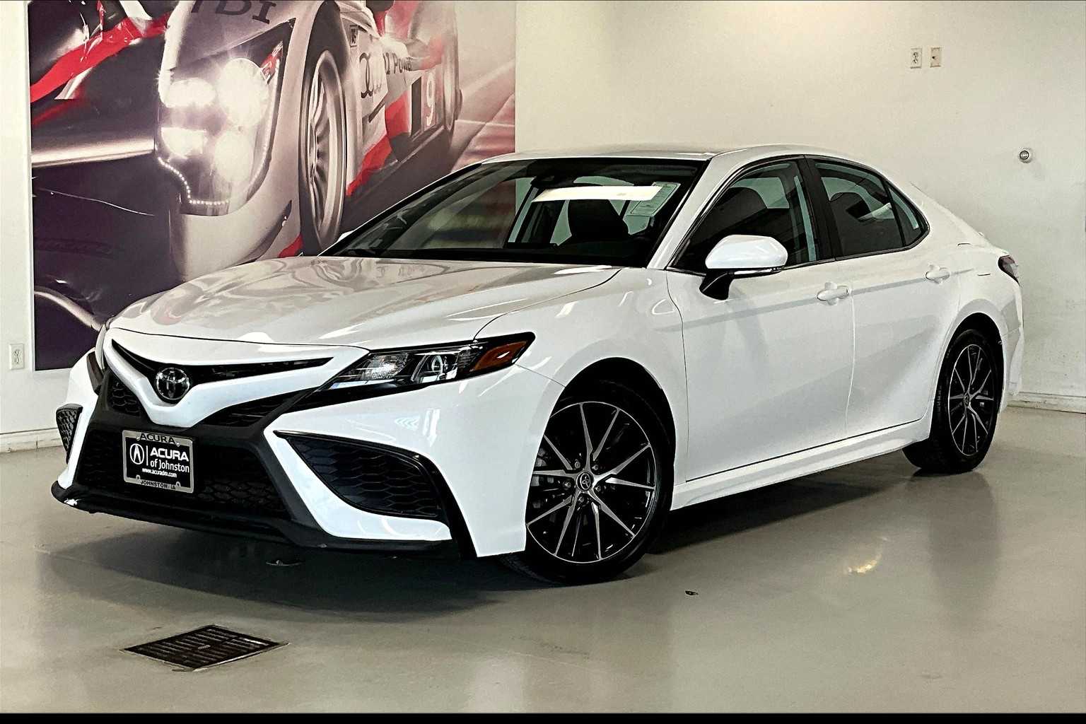 2022 Toyota Camry SE -
                  Johnston, IA