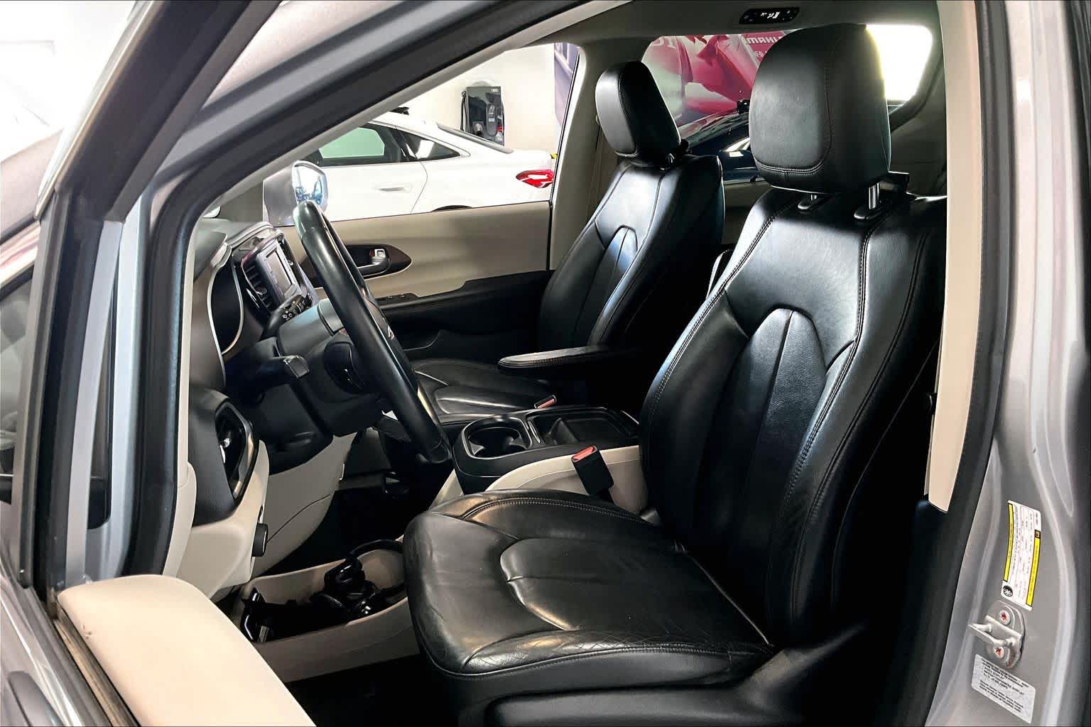 Thumbnail: 2017 Chrysler Pacifica - 10