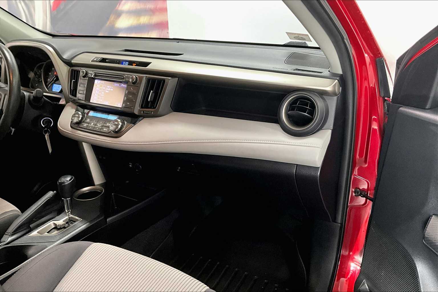 Thumbnail: 2013 Toyota RAV4 - 21