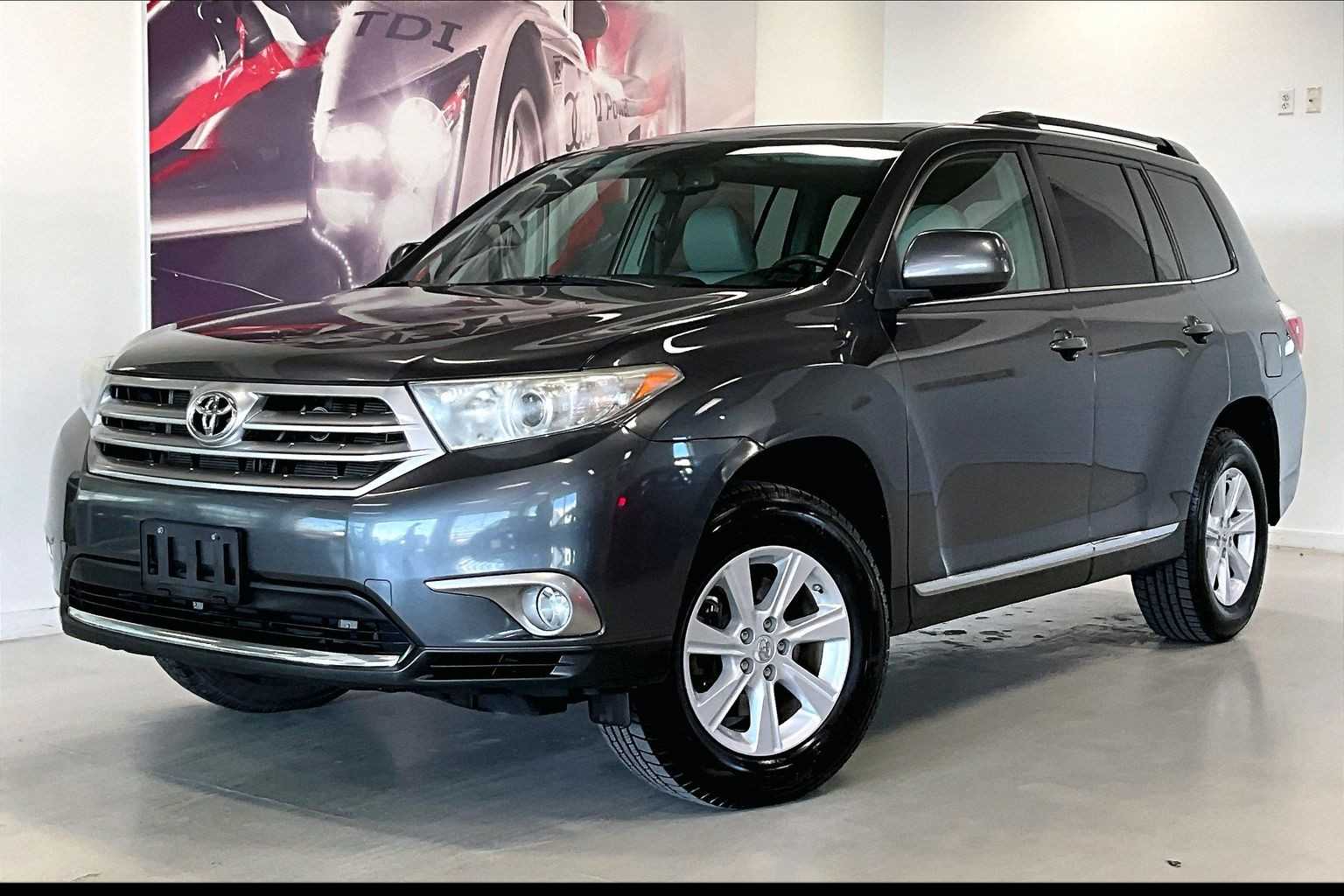 2011 Toyota Highlander SE -
                  Johnston, IA