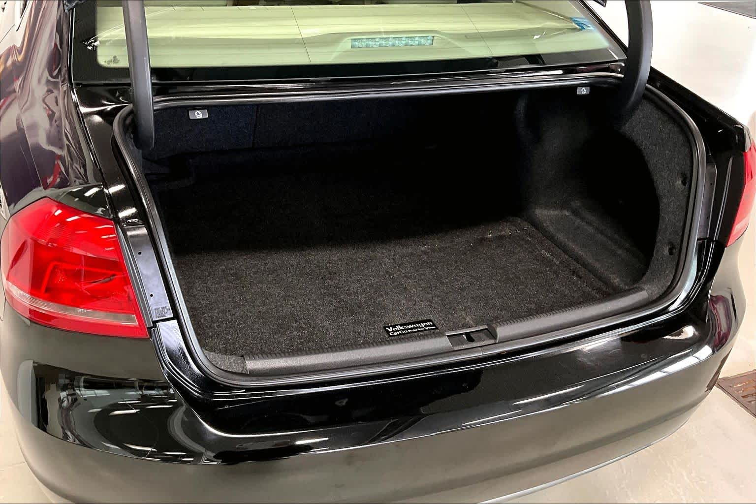 Thumbnail: 2013 Volkswagen Passat - 17