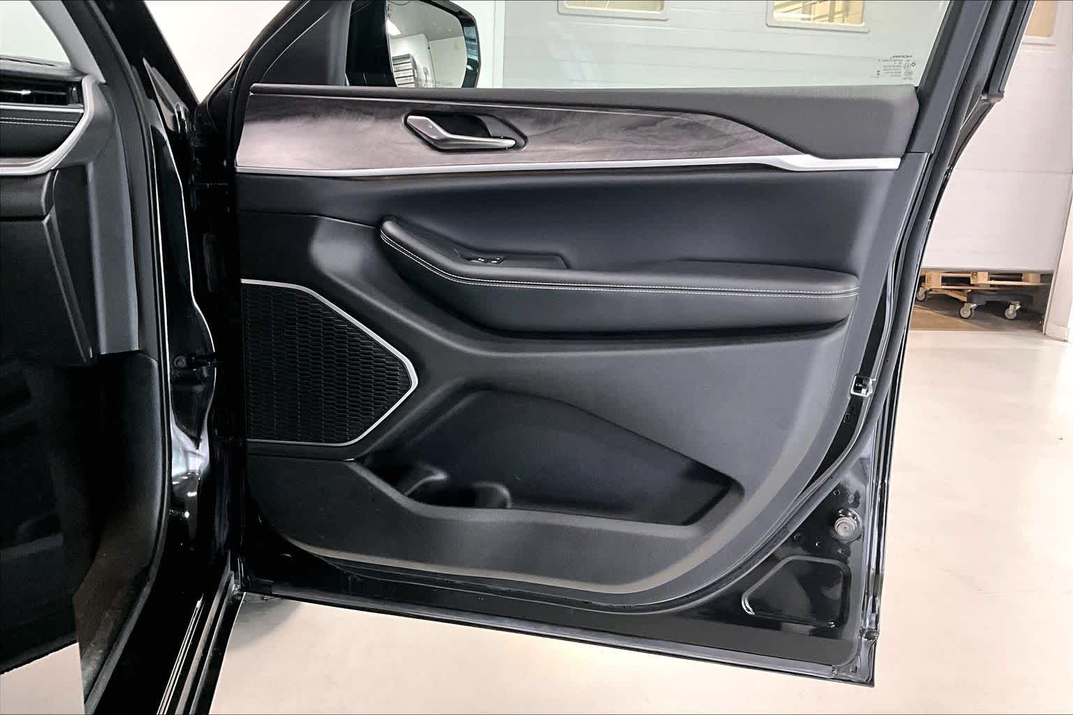 Thumbnail: 2022 Jeep Grand Cherokee - 23