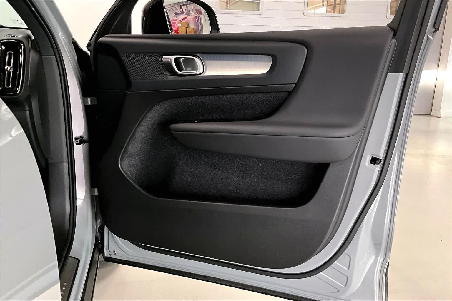 Thumbnail: 2024 Volvo XC40 - 26