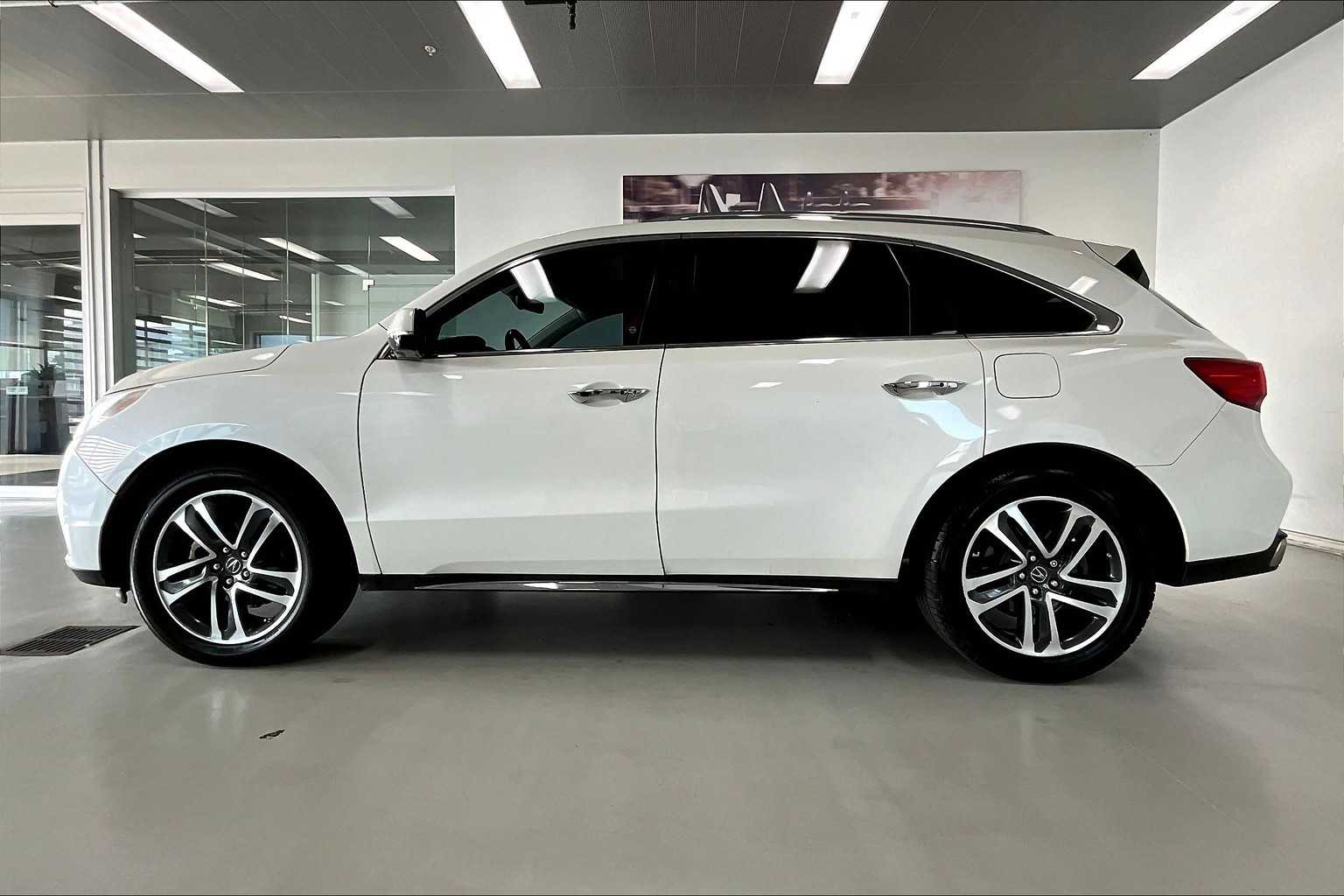 Thumbnail: 2017 Acura MDX - 3