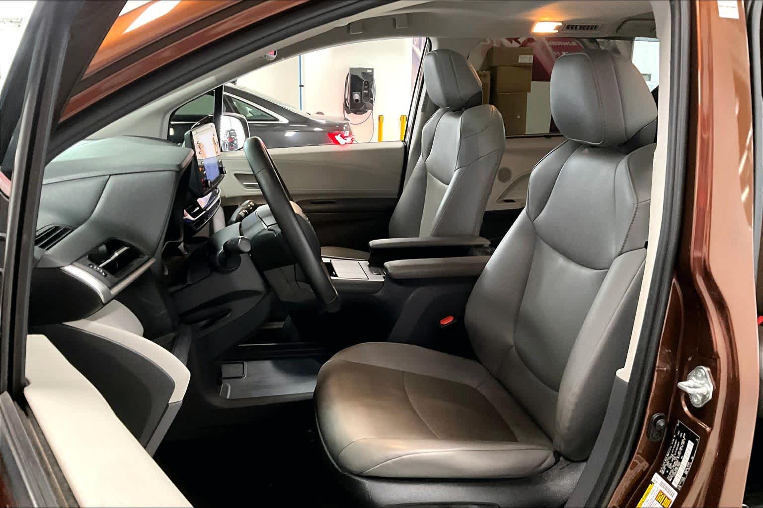 Thumbnail: 2022 Toyota Sienna - 10