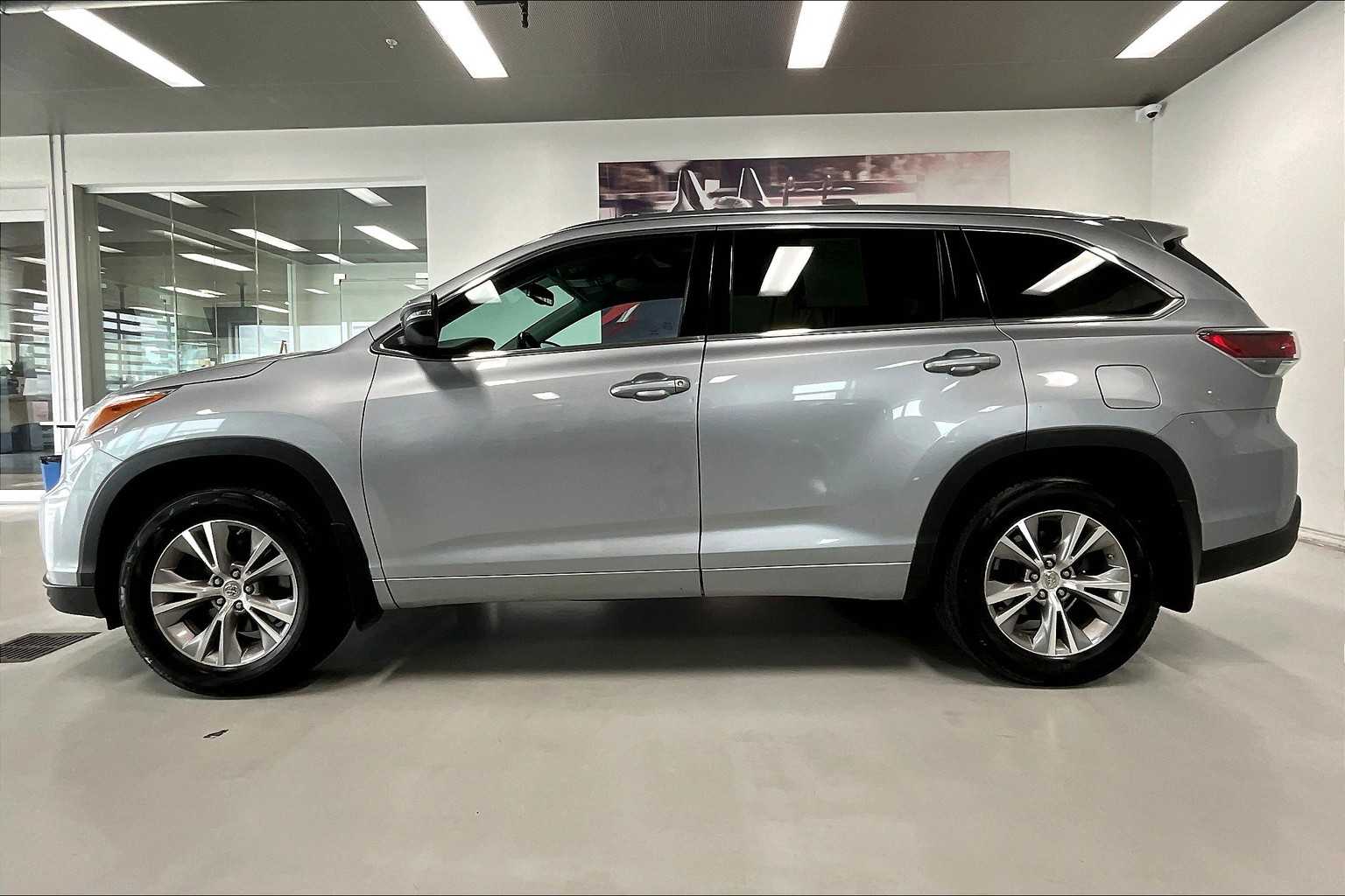 Thumbnail: 2015 Toyota Highlander - 3